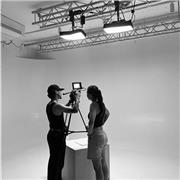 Titulada en estudios superiores de Dirección Cinematográfica y graduada en Fotografía de Moda